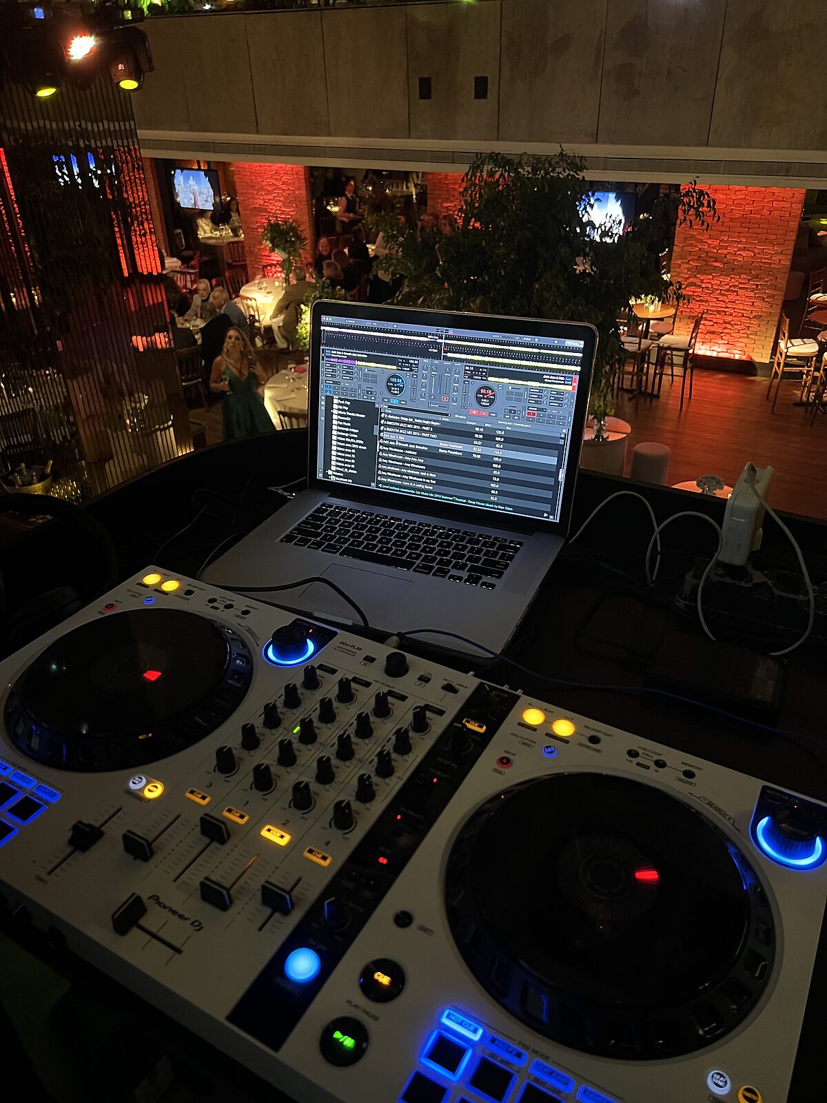Controladora de DJ com notebook em evento