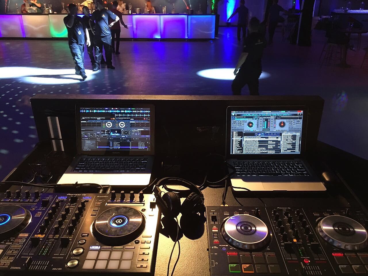 Cabine de DJ com pista de dança iluminada