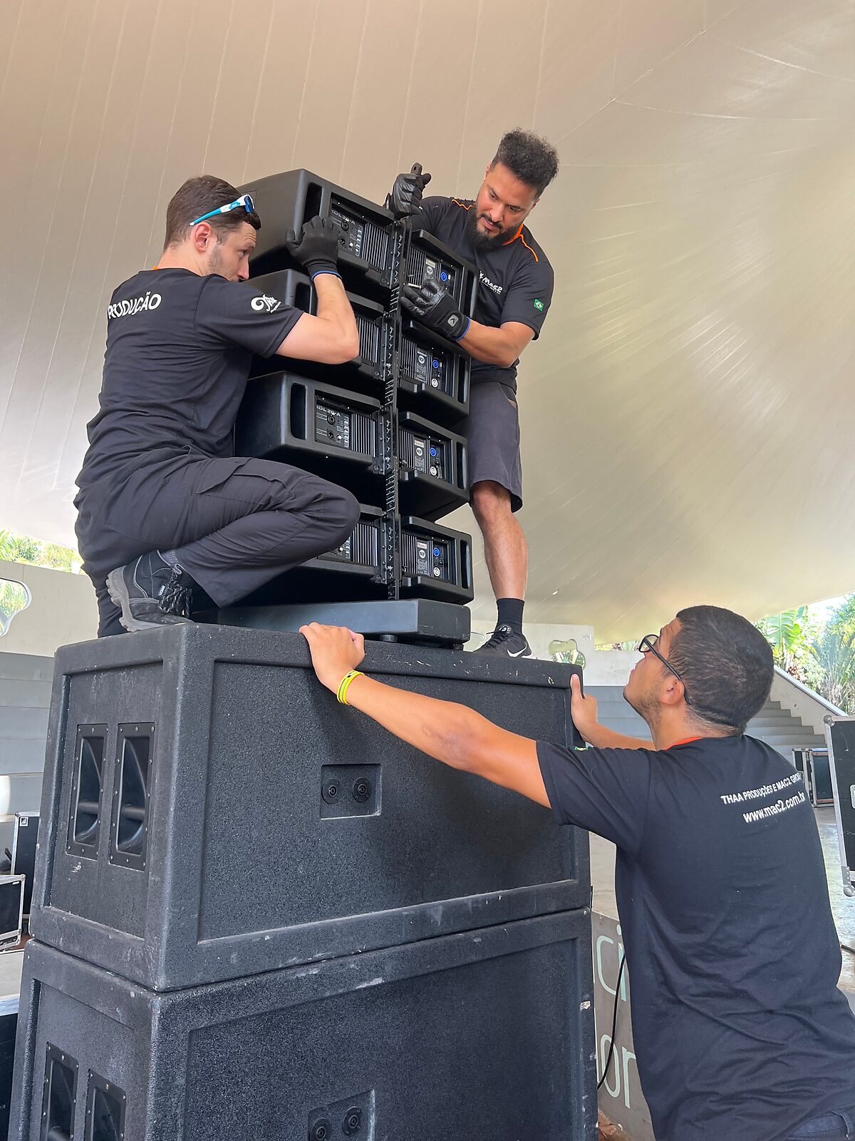 Equipe montando sistema de som line array