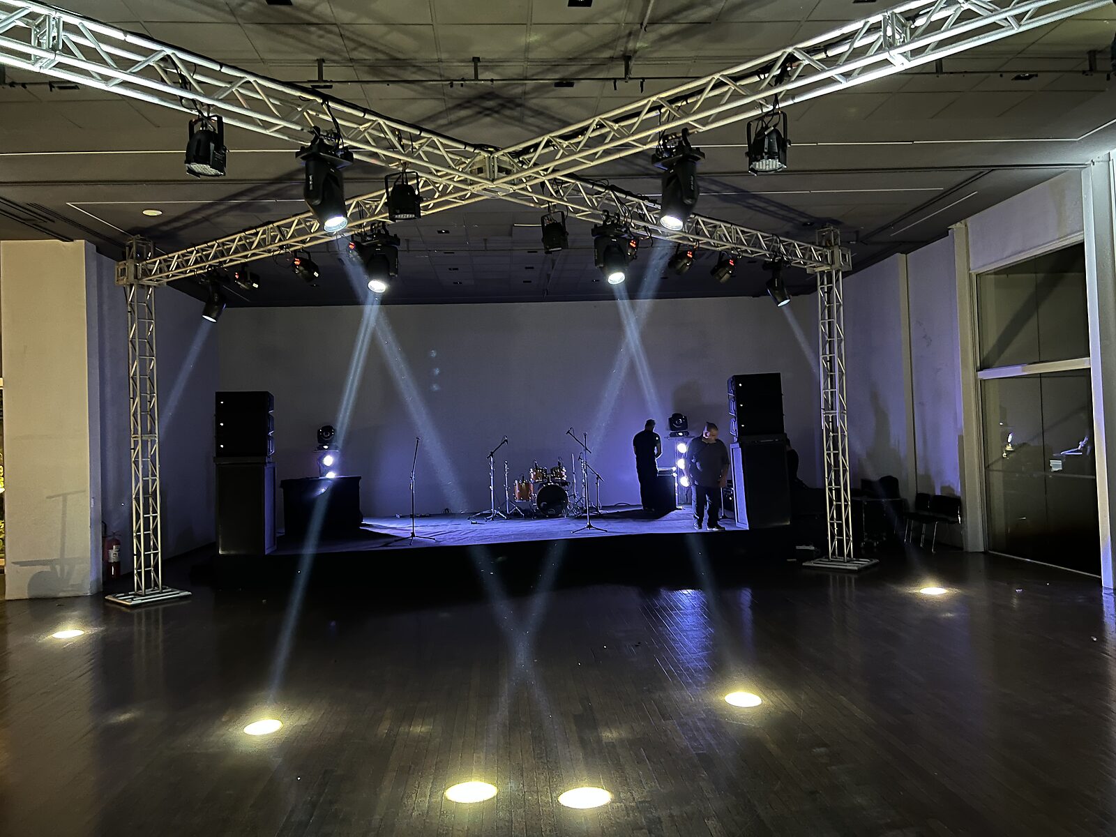 Iluminação cênica com moving heads em estrutura de box truss