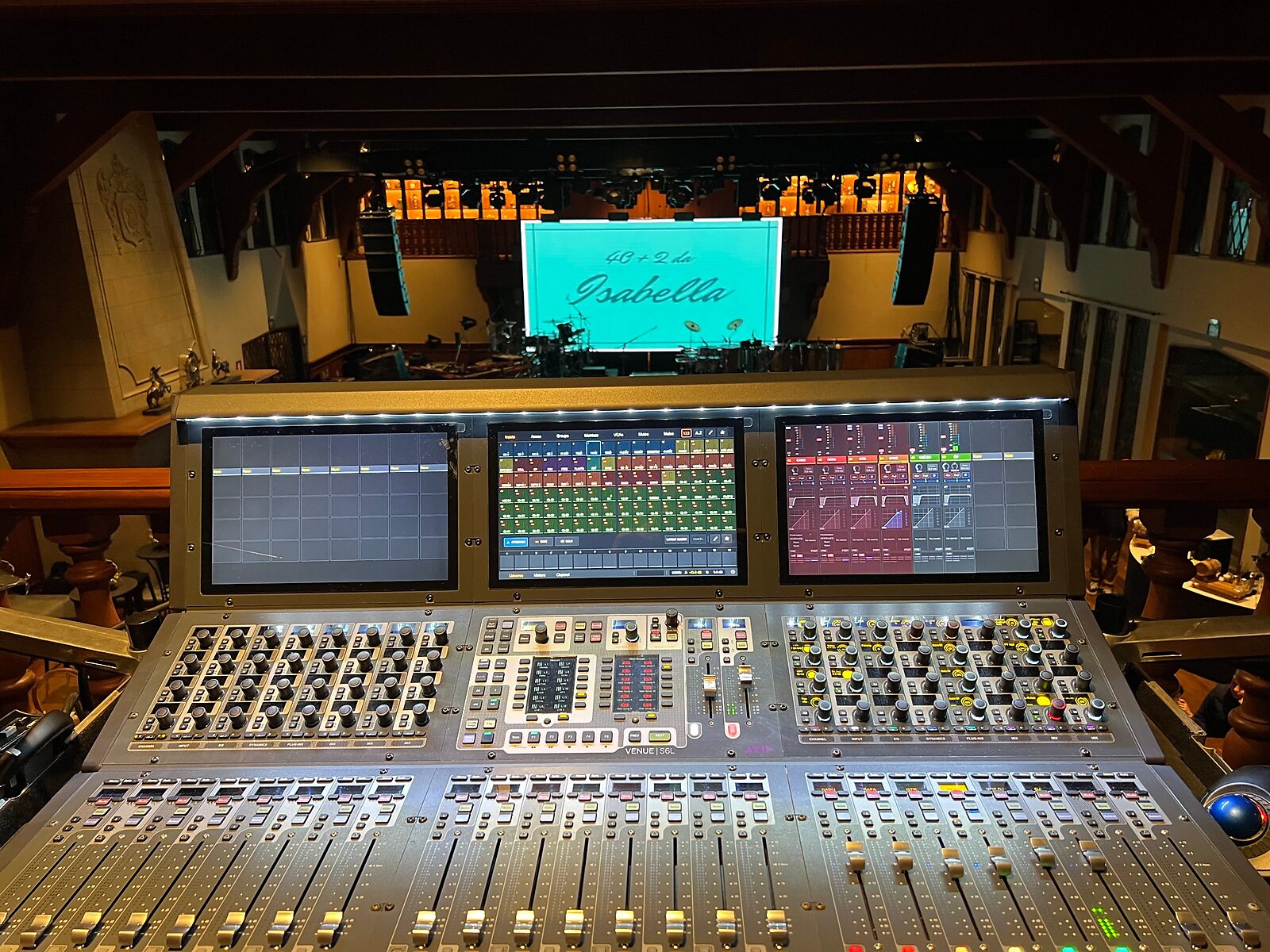 Mesa de som digital operando o áudio de um evento