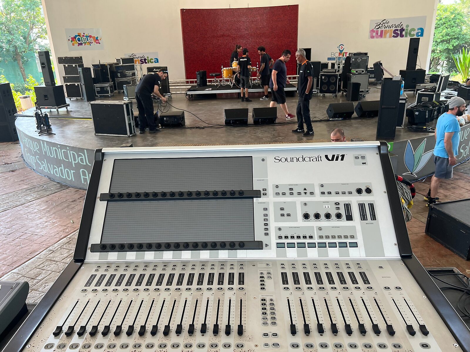 Mesa de som Soundcraft com palco montado ao fundo