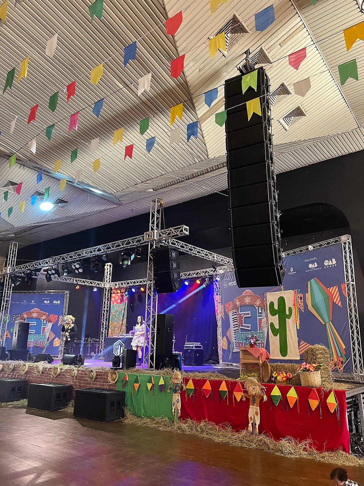 Palco de festa junina com line array, truss e iluminação