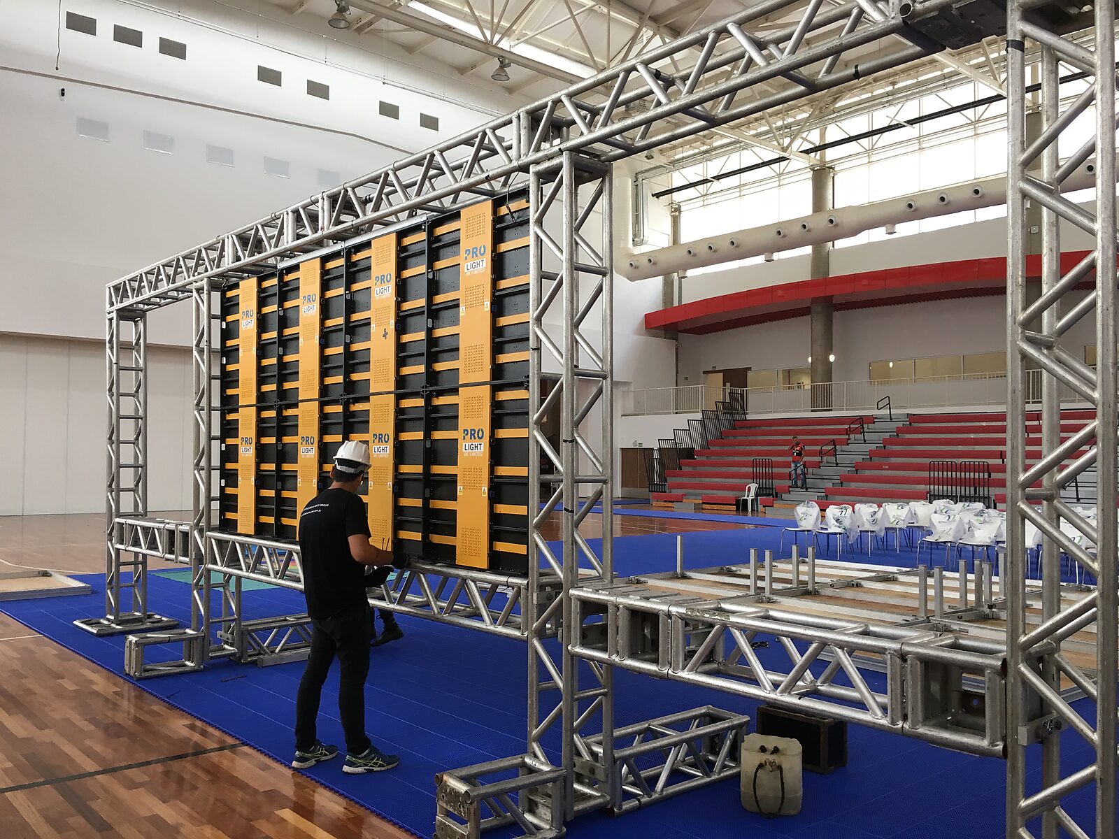 Palco com estrutura de box truss e painéis de LED