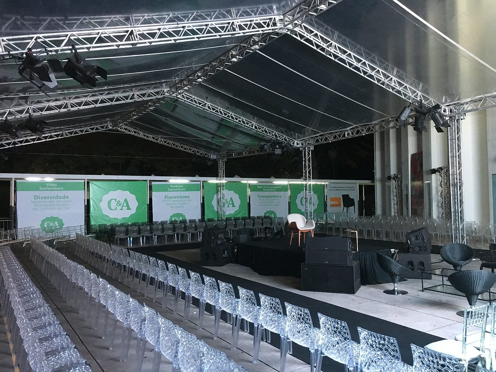 Palco e plateia sob tenda transparente