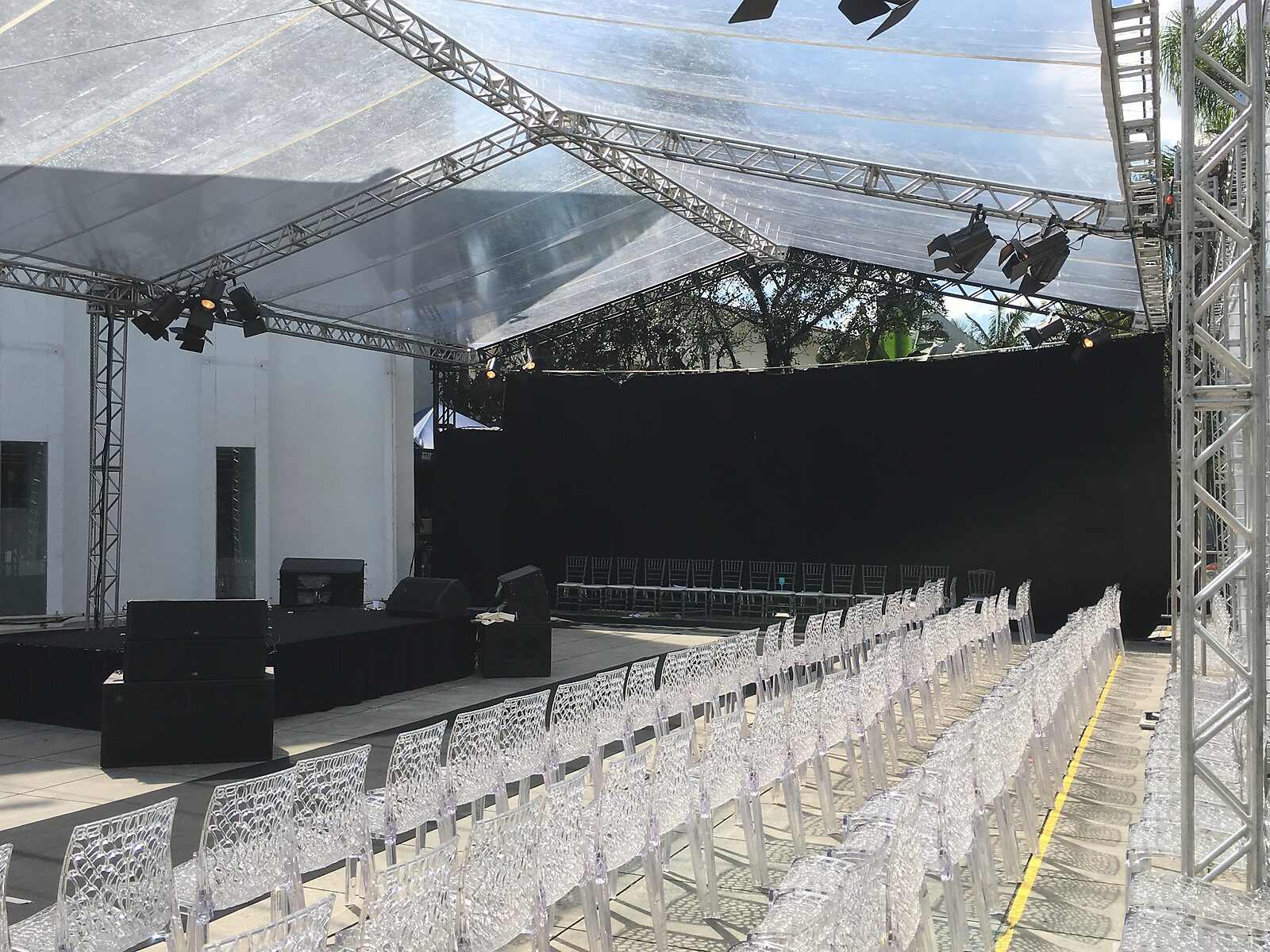 Tenda transparente sobre palco e plateia em evento